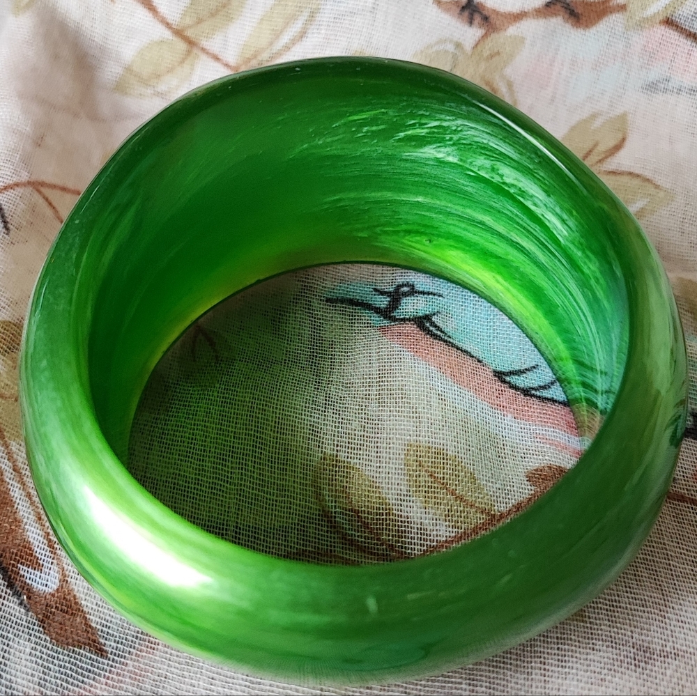 Massive Kelly Green Lucite Cuff Bangle Bracelet Vintage Mint Condition HOST PICK - Picture 3 of 9